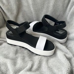WOMEN'S CAMERON FLATFORM WEDGE SANDAL NEW SZ 10.5 Black White